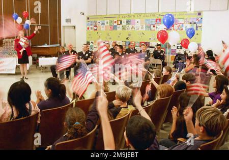 021120-F-6587J-007. Base: Westwood Charter elementare SCH Stato: California (CA) Paese: Stati Uniti d'America (USA) scena comando maggiore mostrato: AFSPC Foto Stock