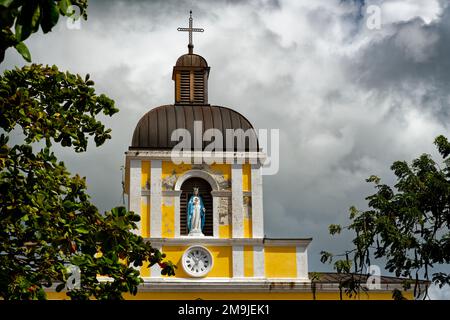 Statua della Vergine Maria nella torre della chiesa, Eglise de Grand Bourg, Marie-Galante, Guadalupa, Francia Foto Stock
