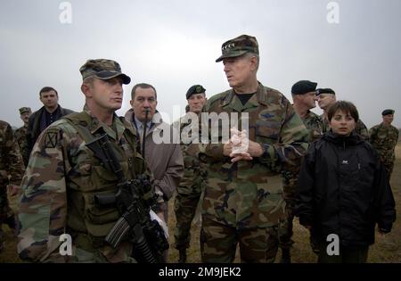 021125-F-6701P-030. [Completa] Caption scena: US Air Force (USAF) Generale (GEN) Richard B. Myers, presidente dei capi DI STATO maggiore (JCS), è presentato al capo allenatore tattico per 1st Company, il georgiano Comando Battaglione, US Army (USA) Sergente di prima classe (SFC) Radoslaw Szezepanski, 10th Special Forces Group (Airborne), Durante un tour della base operativa avanzata per il programma di treni ed equipaggiamenti della Georgia a Krtsanisi, Repubblica di Georgia. Il General Myers sta visitando il complesso e i campi di addestramento del GTEP (Georgia Train and Equip Program), insieme all'incontro con i principali funzionari militari e al Th Foto Stock