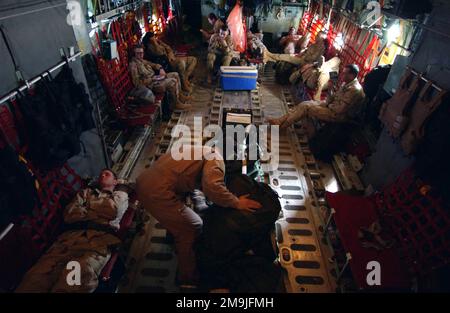 LE FORZE aeree STATUNITENSI (USAF) C-130 i membri dell'equipaggio di HERCULES con la 320th Ala spedizione aerea (AW) trasportano passeggeri e merci alla base aerea di Bagram (AB), Afghanistan, a sostegno dell'operazione CHE PERDURERÀ LA LIBERTÀ. Soggetto operativo/Serie: LIBERTÀ DURATURA Paese: Sconosciuto Foto Stock