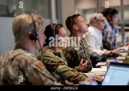 I comandanti operativi della gamma 1st Range Operations Squadron gestiscono le operazioni all'interno del Morrell Operations Center a sostegno del lancio del test di volo orbitale 2, 19 maggio 2022, Cape Canaveral Space Force Station, Fla. Il MOC supporta ogni lancio spaziale da CCSFS e Kennedy Space Center. Foto Stock