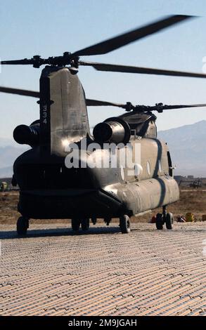 Un elicottero CH-47 Chinook siede sulla pista di Bagram Airfield, a Kabul, a sostegno dell'operazione CHE PERDURERÀ LA LIBERTÀ. Oggetto/Serie: ENDURING FREEDOM base: Bagram Airfield Stato: Parwan Paese: Afghanistan (AFG) Foto Stock