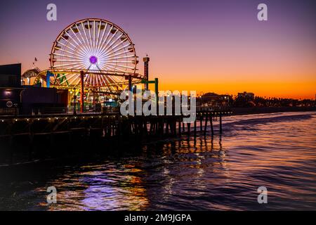 Tramonto sul molo, Santa Monica, California, Stati Uniti Foto Stock