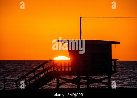 Stazione del bagnino al tramonto, Santa Monica Beach, California, Stati Uniti Foto Stock