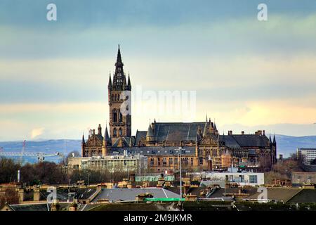 Edificio principale dell'Università di Glasgow, torre gotica sulla collina di Gilmore, vista aerea Foto Stock
