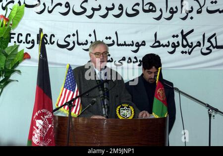 L'onorevole Robert P. Finn, ambasciatore degli Stati Uniti in Afghanistan, condivide parole di incoraggiamento con i partecipanti alla cerimonia di apertura del complesso veterinario afghano ristabilito dalla Coalition Joint Civil-Military Operations Task Force e dal Ministero dell'Agricoltura, durante l'operazione CHE PERDURERÀ LA LIBERTÀ. Oggetto operazione/Serie: LIBERTÀ DUREVOLE base: Kabul Paese: Afghanistan (AFG) Foto Stock