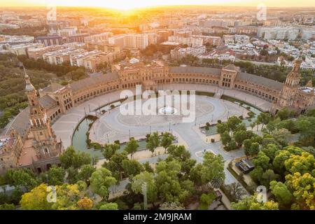 Plaza de Espana all'alba a Siviglia, Spagna. Vista aerea Foto Stock