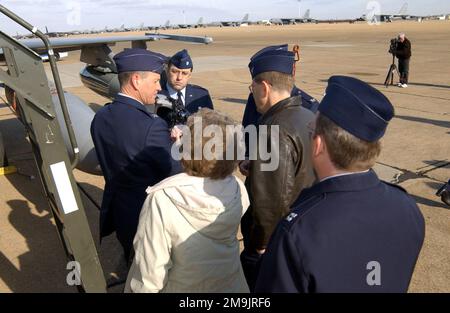 030123-F-0558K-002. [Complete] Scene Caption: On the flight line next to a US Air Force (USAF) F-16 Fighting Falcon, USAF Colonel (col) Robert Murphy (left), Commander, 183rd Fighter Wing, Illinois Air National Guard (ILANG), briefing USAF col Patrick Rosenow (in pelle giacca), articolo 32 ufficiale investigativo, Su aspetti dei piloti casco HGU-55/P con UN visore Notturno (NVG) AN/AVS-9 attaccato. L'USAF col Rosenow sta indagando sull'incidente del fuoco di Tarnak Farms friendly che ha ucciso quattro soldati canadesi e ne ha feriti otto vicino a Kandahar, Afghanistan. L'audizione dell'articolo 32 è un'indagine Foto Stock