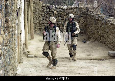 Due soldati del gruppo delle forze speciali (SFG) della 'C' Company, 1st battaglione, 504th reggimento di fanteria paracadute (PIR), armati di 5,56mm M4 carbine e dotati di armatura del corpo dell'intercettore, alla ricerca di sospetti talebani nella città di Naray, a sostegno della LIBERTÀ DURATURA. Subject Operation/Series: ENDURING FREEDOM base: Naray Paese: Afghanistan (AFG) Foto Stock