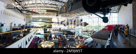 Folla di turisti e mostre allo Smithsonian National Air and Space Museum, Washington DC, USA Foto Stock