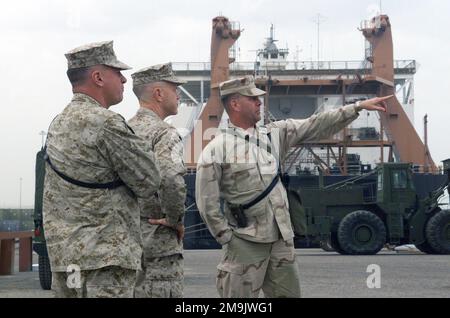 IL capitano (CAPT) Kevin Rosen fornisce il maggiore Generale (MGEN) James Amos e il Brigadier Generale (BGEN) Terry Rowling con un tour dell'area di sosta per la nave marittima di pre-posizionamento fuori carico vicino al porto di Shuaiba, Kuwait, a sostegno dell'operazione CHE PERCORRE LA LIBERTÀ. Subject Operation/Series: ENDURING FREEDOM base: Ahmed al Jaber Air base Stato: Al Ahmadi Paese: Kuwait (KWT) Foto Stock