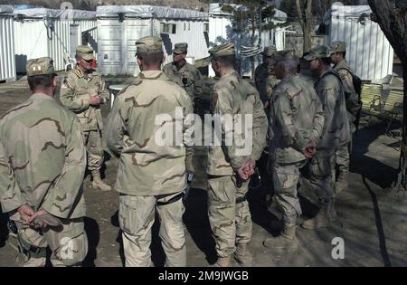 Esercito DEGLI STATI UNITI (USA) tenente generale (LTG) Robert B. Flowers, il comandante generale del corpo degli ingegneri degli Stati Uniti, si rivolge ai membri della Coalition Joint Civil Military Operation Task Force (CJCMOTF), durante l'operazione CHE PERCORRE LA LIBERTÀ. Oggetto operazione/Serie: LIBERTÀ DUREVOLE base: Kabul Paese: Afghanistan (AFG) Foto Stock