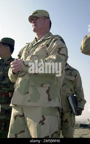 Esercito DEGLI STATI UNITI (USA) tenente generale (LTG) Robert B. Flowers, il comandante generale del corpo degli ingegneri degli Stati Uniti, ascolta con attenzione un briefing operativo da parte dei membri della Coalition Joint Civil Military Operation Task Force (CJCMOTF), durante l'operazione CHE PERCORRE LA LIBERTÀ. Oggetto operazione/Serie: LIBERTÀ DUREVOLE base: Kabul Paese: Afghanistan (AFG) Foto Stock