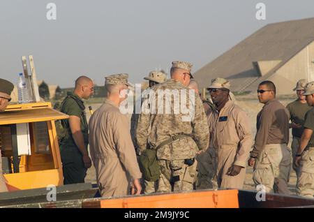 First Marine Expeditionary Force (1MEF) Commanding General, Lieutenant General (LGEN) James Conway e 3rd Marine Aircraft Wing (3MAW) Commanding General, MGEN James Amos, parlare con Marines da Marine Wing Support Squadron 373rd Expeditionary Airfield sezione durante la loro visita alla base aerea di al Jaber, Kuwait, a sostegno dell'operazione CHE PERSEGUE LA LIBERTÀ. Subject Operation/Series: ENDURING FREEDOM base: Ahmed al Jaber Air base Stato: Al Ahmadi Paese: Kuwait (KWT) Foto Stock