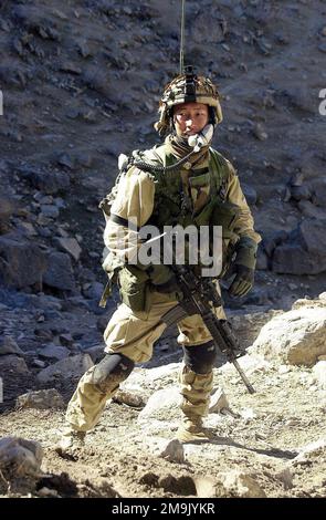 Operatore radio, Private First Class (PFC) Thuam Nguyen con 'A' Company, 2nd battaglione, 504th Parachute Fanty Regiment (PIR), discende le montagne di Gar ADI durante una ricerca di combattenti talebani, a sostegno dell'operazione CHE SOPPORTA LA LIBERTÀ. Oggetto operazione/Serie: LIBERTÀ DUREVOLE Paese: Afghanistan (AFG) Foto Stock