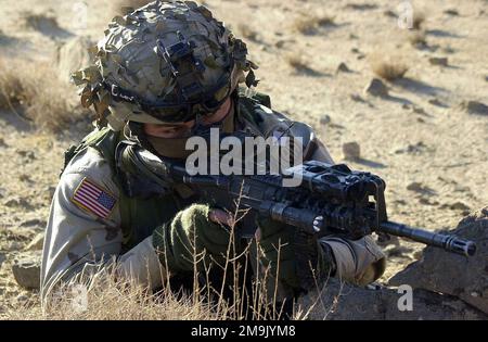 Armato di 5,56mm M4 Carbine, Sergente (SGT) Robert Guest of 'A' Company, 2nd Battaglione, 504th Paracute Finfantry Regiment (PIR), The White Devils, 82nd Airborne Division, pattuglia il suo settore utilizzando la vista ottica sul suo fucile, sulle montagne di ADI Ghar, durante l'operazione CHE PERENNE LA LIBERTÀ. Oggetto operazione/Serie: LIBERTÀ DUREVOLE Paese: Afghanistan (AFG) Foto Stock