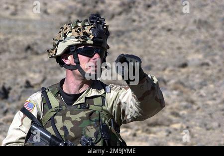 Armato di 5,56mm M4 Carbine, IL SERGENTE di STATO (SSG) Matthew Duesbery dirige i suoi soldati da 'A' Company, 2nd Battaglione, 504th Parachute Infanty Regiment (PIR), durante una ricerca di combattenti talebani, a sostegno della LIBERTÀ DURATURA. Oggetto operazione/Serie: LIBERTÀ DUREVOLE Paese: Afghanistan (AFG) Foto Stock