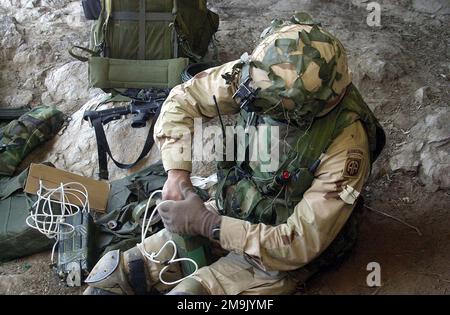 Sulle montagne di ADI Ghar, Sergente (SGT) Victor Zavalza dei 307th ingegneri, 2nd battaglione, 504th Paracadute Infanty Regiment (PIR), The White Devils, 82nd Airborne Division, innesca C4 esplosivi per distruggere una grotta, a sostegno dell'operazione CHE PERDURERÀ LA LIBERTÀ. Oggetto operazione/Serie: LIBERTÀ DUREVOLE Paese: Afghanistan (AFG) Foto Stock