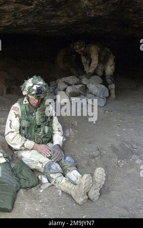 Sulle montagne di ADI Ghar, Sergente (SGT) Victor Zavalza dei 307th ingegneri, 2nd battaglione, 504th Paracadute Infanty Regiment (PIR), The White Devils, 82nd Airborne Division, innesca C4 esplosivi per distruggere una grotta, a sostegno dell'operazione CHE PERDURERÀ LA LIBERTÀ. Oggetto operazione/Serie: LIBERTÀ DUREVOLE Paese: Afghanistan (AFG) Foto Stock