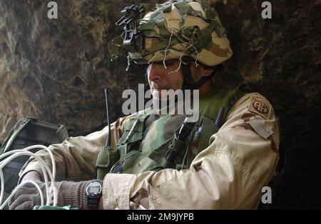 Sulle montagne di ADI Ghar, Sergente (SGT) Victor Zavalza dei 307th ingegneri, 2nd battaglione, 504th Paracadute Infanty Regiment (PIR), The White Devils, 82nd Airborne Division, innesca C4 esplosivi per distruggere una grotta, a sostegno dell'operazione CHE PERDURERÀ LA LIBERTÀ. Oggetto operazione/Serie: LIBERTÀ DUREVOLE Paese: Afghanistan (AFG) Foto Stock