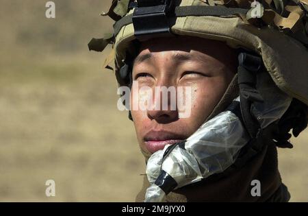 Operatore radio, Private First Class (PFC) Thuam Nguyen con 'A' Company, 2nd battaglione, 504th Parachute Fanty Regiment (PIR), nelle montagne di Gar ADI durante una ricerca di combattenti talebani, a sostegno dell'operazione CHE PERDURANO LA LIBERTÀ. Oggetto operazione/Serie: LIBERTÀ DUREVOLE Paese: Afghanistan (AFG) Foto Stock