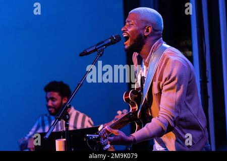 Elliott Skinner, voce e chitarra suona con Samora Pinderhughes: Presentazione multimediale 'dolore & processo' durante il Winter JazzFest al Westbeth presentato dalla Kitchen a New York il 17 gennaio 2023 Foto Stock