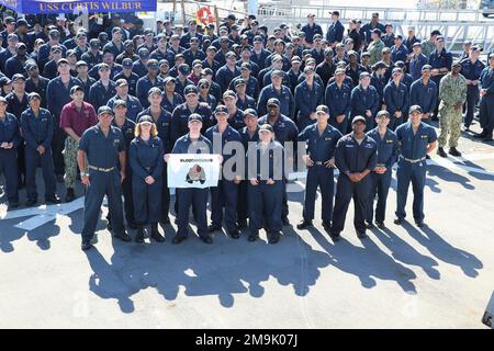 SAN DIEGO, CA (19 maggio 2022) - l'equipaggio di USS Curtis Wilbur (DDG 54) riceve il Bloodhound Award for Anti-Surface Warfare (ASW) per l'anno 2021, questo è il terzo premio degli ultimi sei anni. Foto Stock