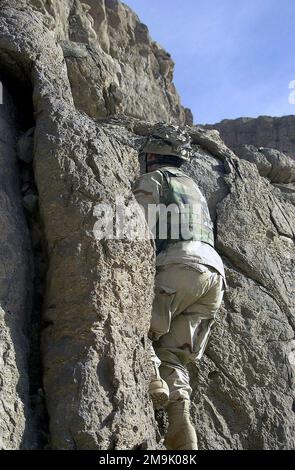 Sergente (SGT) Robert Guest con 'A' Company, 2nd Battaglione, 504th Paracute Finfantry Regiment (PIR), White Devils, 82nd Airborne Division, si porta fino ad un ingresso in una grotta sulle montagne dei monti ADI Ghar, Afghanistan, a sostegno dell'operazione CHE PERDURERÀ LA LIBERTÀ. Oggetto operazione/Serie: LIBERTÀ DUREVOLE Paese: Afghanistan (AFG) Foto Stock