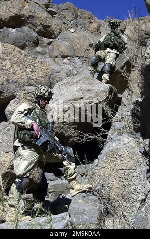 Sergente (SGT) Jacob Matthews e primo tenente (1LT) James Bourie con 'A' Company, 2nd battaglione, 504th Paracadute Infanty Regiment (PIR), White Devils, 82nd Airborne Division, si arrampicano su terreni rocciosi difficili, durante una pattuglia di combattimento sulle montagne di ADI Ghar, Afghanistan, a sostegno dell'operazione CHE PERENNE LA LIBERTÀ. Oggetto operazione/Serie: LIBERTÀ DUREVOLE Paese: Afghanistan (AFG) Foto Stock