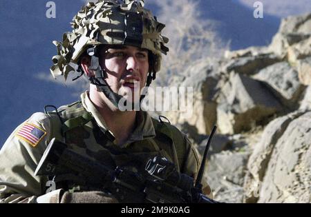 Sergente (SGT) Jacob Matthews con 'A' Company, 2nd battaglione, 504th Paracute Fanty Regiment (PIR), White Devils, 82nd Divisione Airborne, durante un pattugliamento di combattimento sulle montagne di Gar ADI, Afghanistan, a sostegno di un'operazione CHE PERDURERÀ LA LIBERTÀ. Oggetto operazione/Serie: LIBERTÀ DUREVOLE Paese: Afghanistan (AFG) Foto Stock