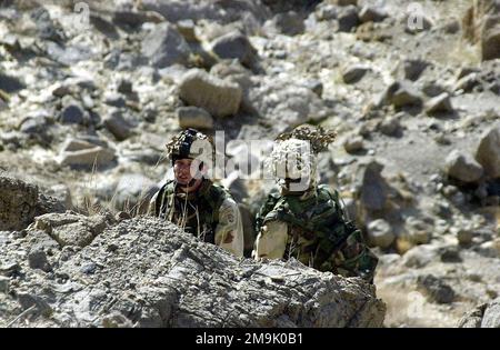 STAFF Sergente (SSG) Matthew Duesbery e un altro soldato di 'A' Company, 2nd Battaglione, 504th Paracute Infanty Regiment (PIR), White Devils, 82nd Airborne Division, aspettano altri membri della loro unità mentre si dirigono verso una grotta nei monti Gar ADI, Afghanistan, A sostegno di un'operazione CHE SOPPORTA LA LIBERTÀ 2003. Oggetto operazione/Serie: LIBERTÀ DUREVOLE 2003 Paese: Afghanistan (AFG) Foto Stock