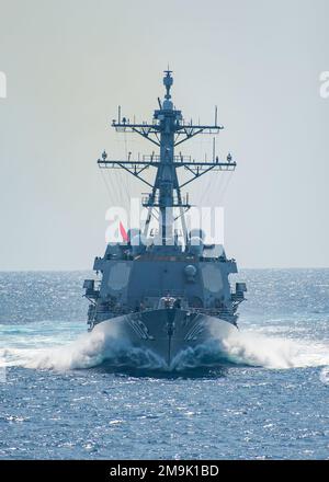 MARE DELLE FILIPPINE (19 maggio 2022) il cacciatorpediniere missilistico guidato di classe Arleigh Burke USS Sampson (DDG 102) conduce normali operazioni in corso. Sampson è in fase di implementazione pianificata nell'area delle operazioni della flotta 7th degli Stati Uniti per migliorare l'interoperabilità attraverso alleanze e partnership e allo stesso tempo fungere da forza di pronto intervento a sostegno di una regione indomPacifico libera e aperta. Foto Stock