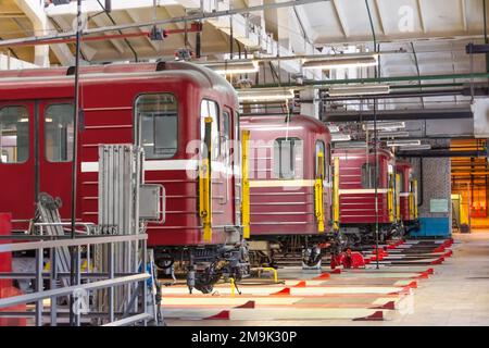 Le auto della metropolitana per treni passeggeri sono allineate in fila presso il centro di manutenzione della ferrovia Foto Stock