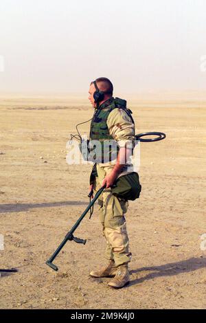 GUNNERY Sergeant (GYSGT) Keith Mrozinski dimostra l'uso corretto del rivelatore di miniera ANPSS 12 a Camp Coyote Kuwait, durante il funzionamento CHE PERCORRE LA LIBERTÀ. Subject Operation/Series: ENDURING FREEDOM base: Camp Coyote Paese: Kuwait (KWT) Foto Stock