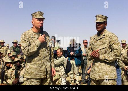 Personale DEL corpo Marino DEGLI STATI UNITI (USMC) con il 5th Regiment Marino, 1st Divisione Marina da Camp Pendleton, California, Ascolta il Comandante del corpo Marino (MCM) Generale (GEN) Michael W. Hagee e il Sergente maggiore del corpo Marino (SMMC) Alford L. McMichael a Camp Coyote nel Kuwait settentrionale (KWT), mentre in sostegno di operazione CHE SOPPORTA LA LIBERTÀ. Subject Operation/Series: ENDURING FREEDOM base: Camp Coyote Paese: Kuwait (KWT) Foto Stock