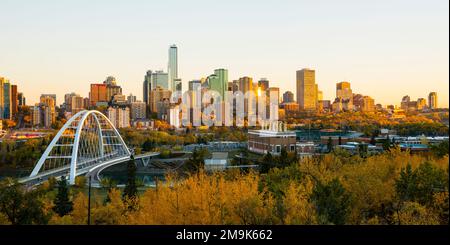 Skyline della città in autunno, Edmonton, Alberta, Canada Foto Stock