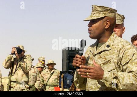 Marines DEGLI STATI UNITI dal reggimento marino 5th, 1st divisione marina, Camp Pendleton, California, sede centrale, Riunitisi a Camp Coyote, Kuwait settentrionale ed ascolti il principale sergente del corpo marino (SMMC) Alford L. McMichaels parlare, durante l'operazione CHE SOPPORTA LA LIBERTÀ. Subject Operation/Series: ENDURING FREEDOM base: Camp Coyote Paese: Kuwait (KWT) Scene Major Command mostrato: USMC Foto Stock