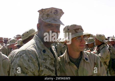 Marines DEGLI STATI UNITI dal reggimento marino 5th, 1st divisione marina, Camp Pendleton, California, sede centrale, Riunitisi a Camp Coyote, Kuwait settentrionale e posa con il sergente maggiore del corpo marino (SMMC) Alford L. McMichaels , durante l'operazione CHE PERCORRE LA LIBERTÀ. Subject Operation/Series: ENDURING FREEDOM base: Camp Coyote Paese: Kuwait (KWT) Scene Major Command mostrato: USMC Foto Stock