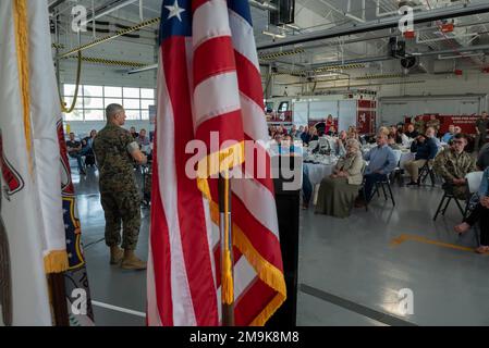 I datori di lavoro civili della Guardia Nazionale dell’Illinois e i membri del servizio di Riserva partecipano a un Employer Support of Guard and Reserve 'Breakfast with the Boss' presso la 182nd Airlift Wing di Peoria, Illinois, 19 maggio 2022. L'evento ESGR invita i datori di lavoro a sperimentare e comprendere meglio l'occupazione e il servizio militare dei membri della Guardia Nazionale e della Riserva. Foto Stock