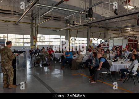 I datori di lavoro civili della Guardia Nazionale dell’Illinois e i membri del servizio di Riserva partecipano a un Employer Support of Guard and Reserve 'Breakfast with the Boss' presso la 182nd Airlift Wing di Peoria, Illinois, 19 maggio 2022. L'evento ESGR invita i datori di lavoro a sperimentare e comprendere meglio l'occupazione e il servizio militare dei membri della Guardia Nazionale e della Riserva. Foto Stock