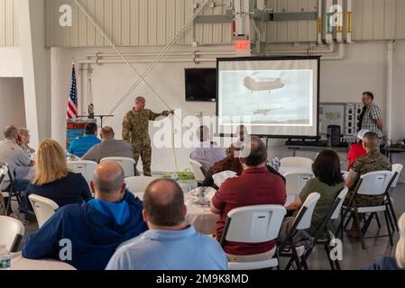 I datori di lavoro civili della Guardia Nazionale dell’Illinois e i membri del servizio di Riserva partecipano a un Employer Support of Guard and Reserve 'Breakfast with the Boss' presso la 182nd Airlift Wing di Peoria, Illinois, 19 maggio 2022. L'evento ESGR invita i datori di lavoro a sperimentare e comprendere meglio l'occupazione e il servizio militare dei membri della Guardia Nazionale e della Riserva. Foto Stock