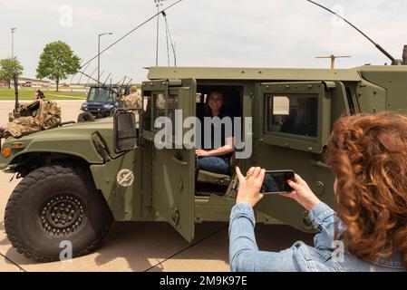 I datori di lavoro civili della Guardia Nazionale dell’Illinois e i membri del servizio di Riserva partecipano a un Employer Support of Guard and Reserve 'Breakfast with the Boss' presso la 182nd Airlift Wing di Peoria, Illinois, 19 maggio 2022. L'evento ESGR invita i datori di lavoro a sperimentare e comprendere meglio l'occupazione e il servizio militare dei membri della Guardia Nazionale e della Riserva. Foto Stock