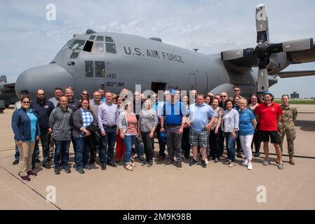 I datori di lavoro civili della Guardia Nazionale dell’Illinois e i membri del servizio di Riserva partecipano a un Employer Support of Guard and Reserve 'Breakfast with the Boss' presso la 182nd Airlift Wing di Peoria, Illinois, 19 maggio 2022. L'evento ESGR invita i datori di lavoro a sperimentare e comprendere meglio l'occupazione e il servizio militare dei membri della Guardia Nazionale e della Riserva. Foto Stock