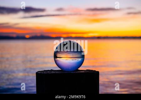Palla di cristallo sulla riva al tramonto, Norwegian Point County Park, Hansville, Washington, Stati Uniti Foto Stock