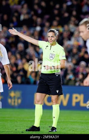 BARCELLONA - DEC 21: L'arbitro Desiree Grundbacher in azione durante la partita della UEFA Women's Champions League tra il FC Barcelona e il FC Rosengard AT Foto Stock