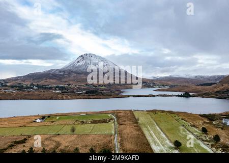Veduta aerea del Monte Errigal, la montagna più alta di Donegal - Irlanda Foto Stock