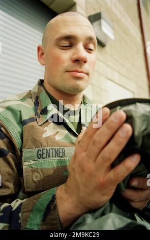 US Marine Corps Reserve (USMCR) Sergente (SGT) Gentner, assegnato a A a/Company, 4th Light Armored Reconnaissance Battalion (LAR), esamina la sua maschera a gas durante la formazione nucleare, biologica, chimica (NBC) condotta in preparazione alla mobilitazione a Camp Pendleton, California (CA), a sostegno dell'operazione CHE PERSEGUE LA LIBERTÀ. Base: Marine Corps base Camp Pendleton Stato: California (CA) Paese: Stati Uniti d'America (USA) Foto Stock