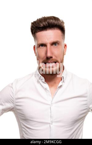 Foto studio di un uomo dall'aspetto bello in una camicia bianca, isolato su uno sfondo bianco Foto Stock