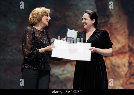 Magonza, Germania. 18th Jan, 2023. Malu Dreyer (l, SPD), Ministro Presidente della Renania-Palatinato, assegna la Medaglia Carl Zuckmayer della Renania-Palatinato al romanziere Nino Haratischwili. L'onore si è svolto al Magonza state Theater. Credit: Jörg Halisch/dpa/Alamy Live News Foto Stock