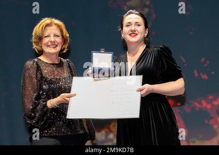 Magonza, Germania. 18th Jan, 2023. Malu Dreyer (l, SPD), Ministro Presidente della Renania-Palatinato, assegna la Medaglia Carl Zuckmayer dello Stato della Renania-Palatinato al romanziere Nino Haratischwili. L'onore si è svolto al Magonza state Theater. Credit: Jörg Halisch/dpa/Alamy Live News Foto Stock